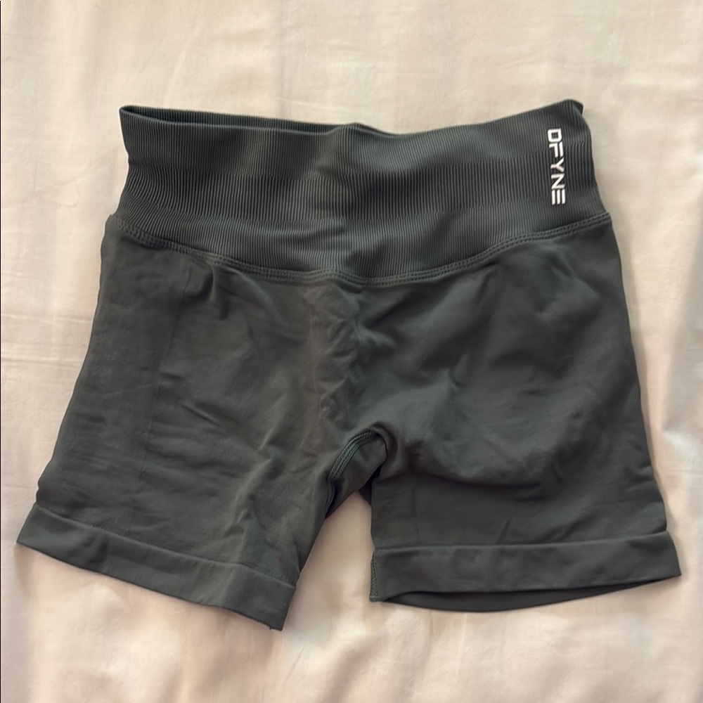 Dyfne Impact Shorts in Pistachio